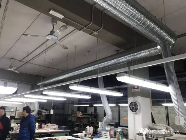 以爱之名，照亮归途——佛罗伦萨华人华侨商贸会爱心赠送反光背心活动暨婚庆礼仪服务倡导安全新风尚